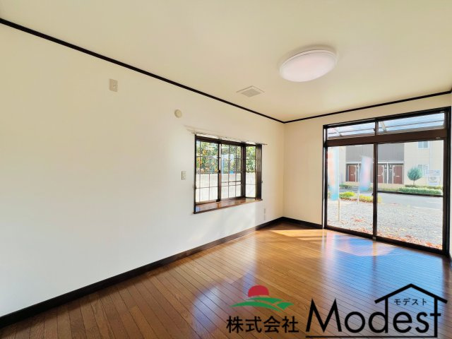 前橋市関根町の居間・リビング|明るく開放的な7.5帖の洋室は家族団らんの場に♪