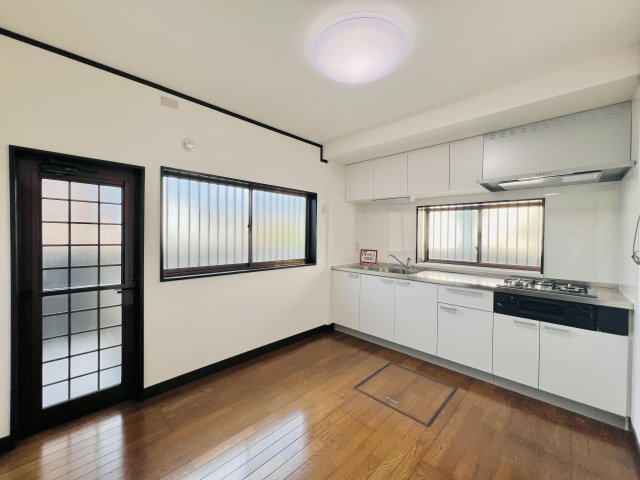 前橋市関根町のキッチン|ゴミ捨てにも便利な勝手口付きのキッチン♪