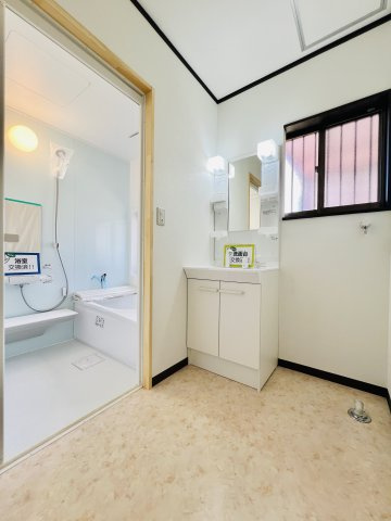 前橋市関根町の独立洗面台|明るい洗面台は忙しい朝の強い味方に(^^)/