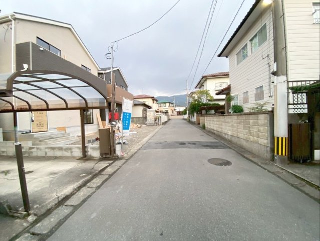 クレイドルガーデン須恵町佐谷第1-2号棟の前面道路含む現地写真|前面道路の様子です！（南側）