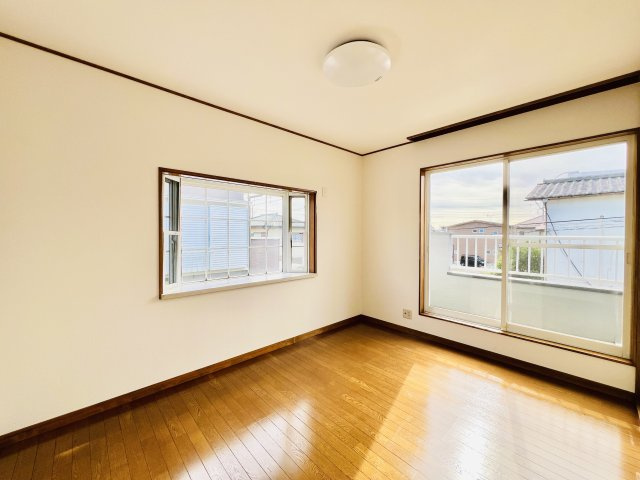 太田市大原町の洋室|7.5帖の洋室は、大きいベッドを設置してもゆとりのある空間♪