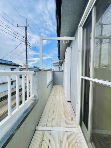 太田市大原町のバルコニー|２部屋から行き来できる日当たりも良好なバルコニー♪