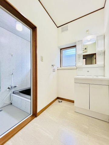 太田市大原町の独立洗面台|洗濯機や収納棚を設置してもゆとりのある洗面脱衣所◎