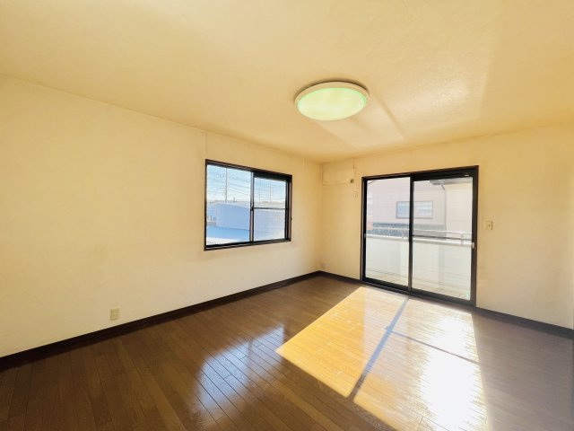 太田市新田上江田町の洋室|バルコニーへ行き来できる洋室◎