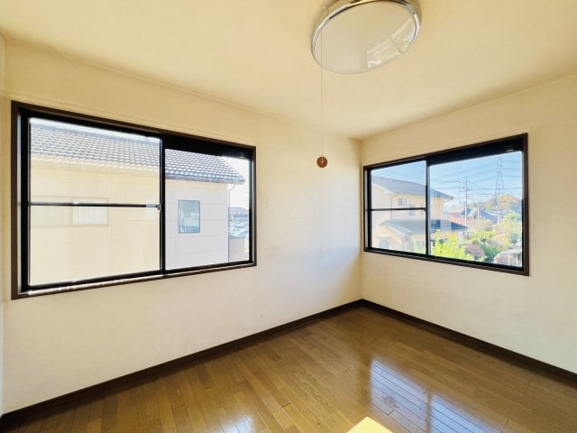 太田市新田上江田町の洋室|２面採光で日当たり風通し良好♪