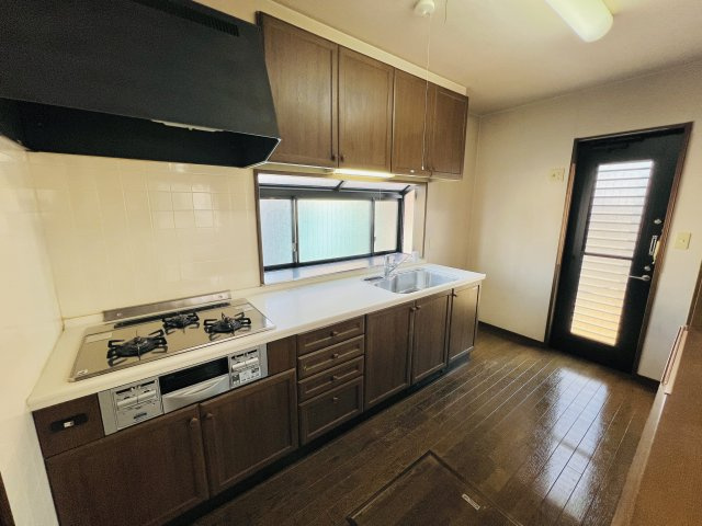 太田市新田上江田町のキッチン|使い勝手の良い勝手口付きのキッチン◎