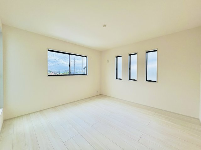 太田新田赤堀町の洋室|ゆったりとした広さを確保した8.5帖の主寝室。
WIC付きでお部屋もスッキリと♪