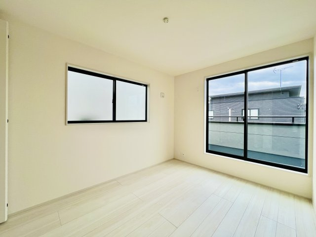 太田新田赤堀町の洋室|バルコニーに面した6帖の洋室◎