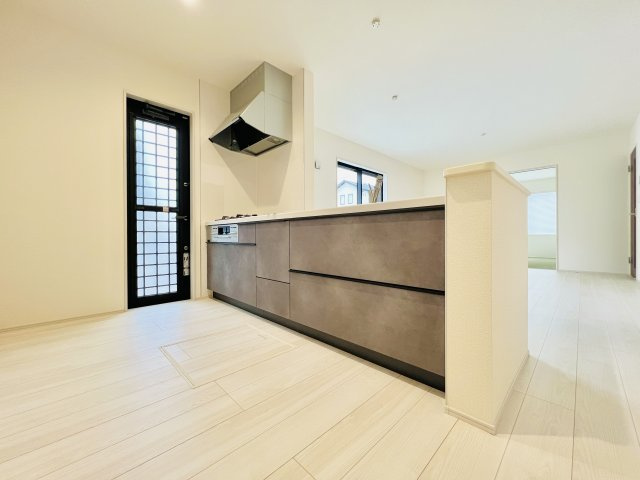 太田新田赤堀町のキッチン|作業スペースも広いキッチンは、お料理も快適に♪
便利な勝手口ドア付き！