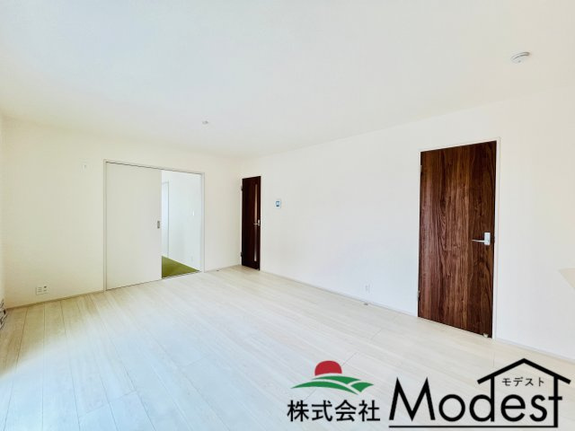 太田新田赤堀町の居間・リビング|家具の配置も考えやすく、ご家族も自然と集まるリビング♪