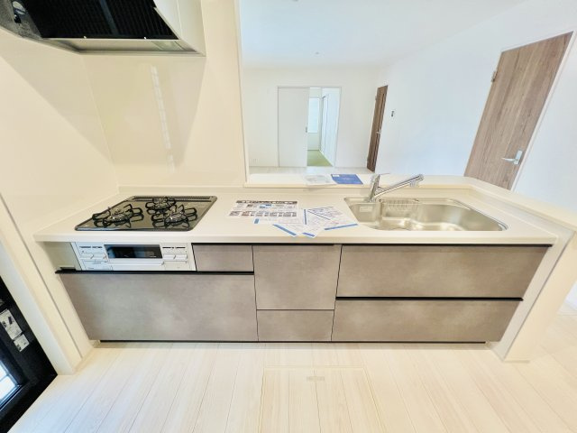 太田新田赤堀町のキッチン|収納も充実の対面式キッチンでご家族との会話も弾みます♪