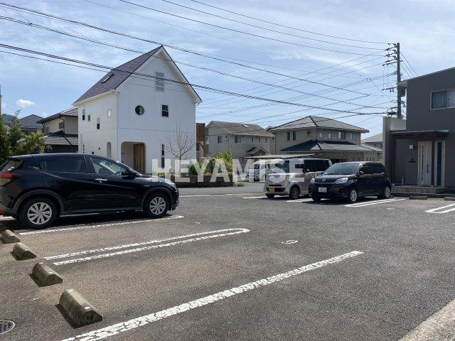 フォーレスS D棟の駐車場