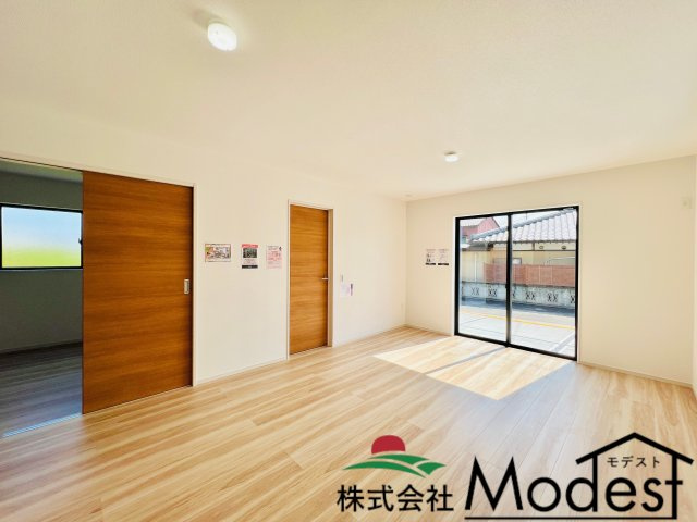 高崎市上小鳥町の居間・リビング|自然光がたっぷり差し込む明るいリビング♪