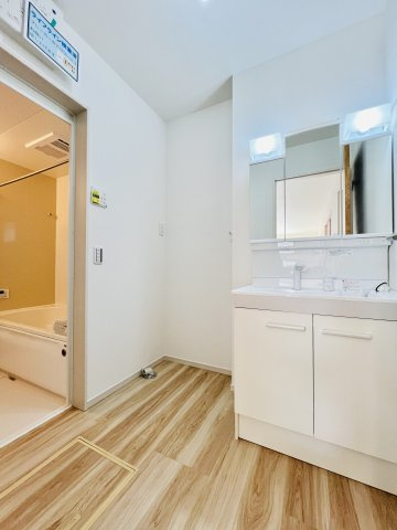 高崎市上小鳥町の独立洗面台|洗濯機や収納棚を設置してもゆとりのある洗面脱衣所♪