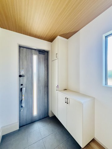 高崎市柴崎町の玄関|着脱もスムーズにできる玄関はシューズインクローク付き♪