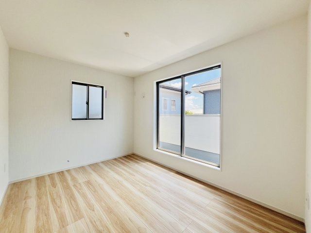 高崎市柴崎町の洋室|バルコニーに面した洋室は、明るい日差しが差し込みます♪
WIC付き◎