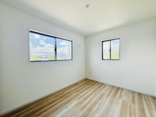 高崎市柴崎町の洋室|2面採光で、日当たり風通し良好の洋室♪