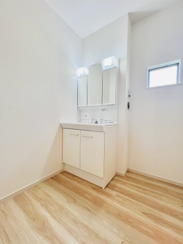 高崎市柴崎町の独立洗面台|洗濯機や収納棚を設置してもゆとりのある洗面脱衣所◎