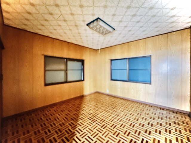 高崎市片岡町三丁目の洋室|8帖の洋室は、大きいベッドを設置してもゆとりのある空間♪