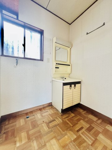 高崎市片岡町三丁目の独立洗面台|洗濯機や収納棚を設置してもゆとりのある洗面脱衣所◎