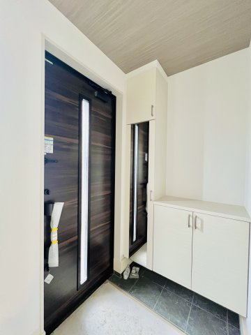 高崎市飯塚町の玄関|広々とした玄関は、履物の着脱もスムーズに♪