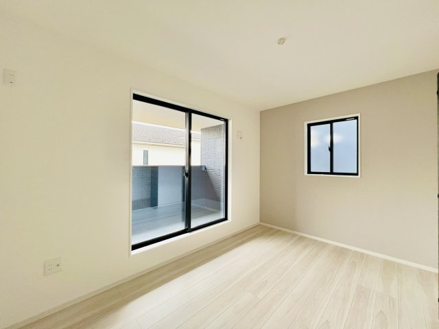 高崎市飯塚町の洋室|6帖洋室は、大きいベッドを設置してもゆとりのある空間♪
WIC付き◎