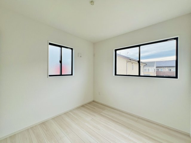 高崎市飯塚町の洋室|2面採光で日当たり風通し良好♪