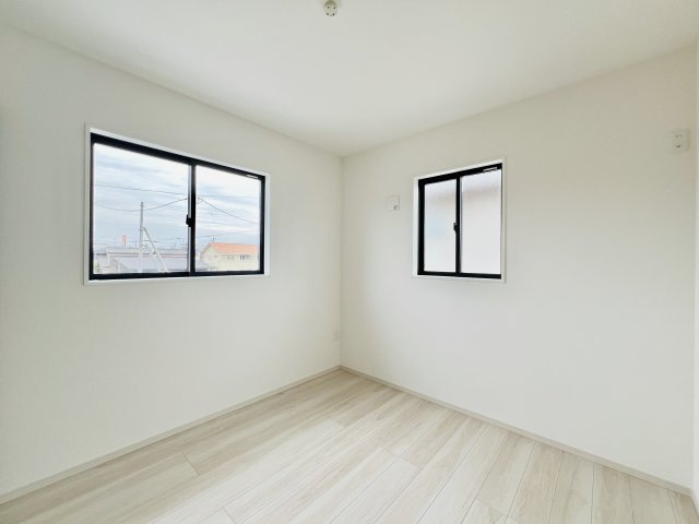 高崎市飯塚町の洋室|ワークスペースにも最適！使い勝手の良い洋室◎