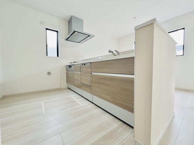 高崎市飯塚町のキッチン|作業スペースも広く、収納も充実のキッチン♪