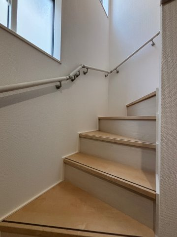 江南市飛高町栄新築戸建の内装|階段