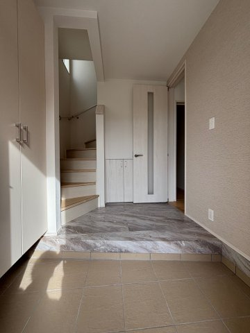 江南市飛高町栄新築戸建の玄関