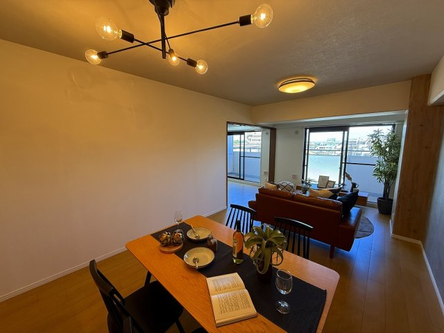 ユニベール宝塚の居間・リビング