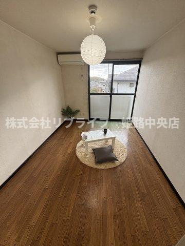 ローズハイツの居間・リビング