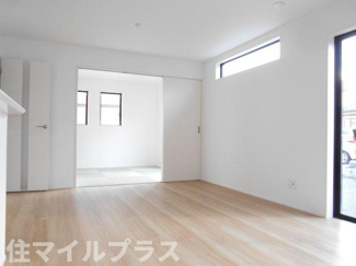 【居間・リビング】 | 郡山市富田町坦ノ越新築一戸建て1棟 | こちらの居間で趣味の時間をお楽しみください