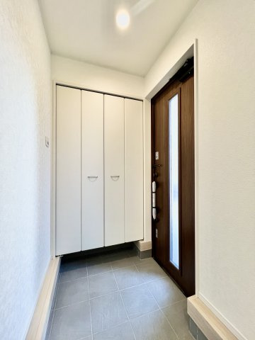 中央区笠井新田町第3　2号棟の玄関|玄関にはたっぷり収納できるシューズボックスがついているので、片付いた玄関がキープできます♪