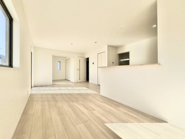 中央区笠井新田町第3　2号棟の居間・リビング|陽当り良好のLDKは約16帖！あたたかな印象のリビングはご家族のだんらんのスペースですね♪