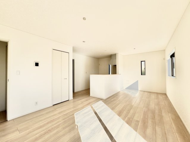 中央区笠井新田町第3　2号棟の居間・リビング|ゆとりある空間なので、リビングとダイニングの使い分けもスムーズです！