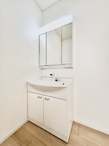 中央区笠井新田町第3　2号棟の独立洗面台|三面鏡付きの独立洗面台で収納が充実しているので、毎日の支度がより快適になります♪