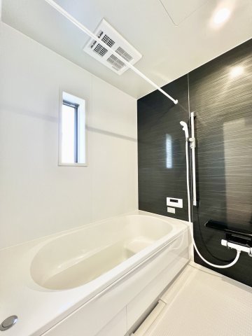 中央区笠井新田町第3　2号棟の浴室|白と黒を基調とした、落ち着きのある浴室です。