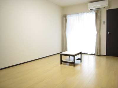 【居間・リビング】 | セレノ | カーテン、照明、ローテーブル、TVがつきます（同タイプの写真）