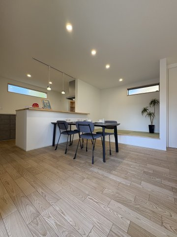 Garden & Living House – 花水台×広々リビングのゆとりある住まいの居間・リビング