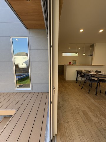 Garden & Living House – 花水台×広々リビングのゆとりある住まいの居間・リビング