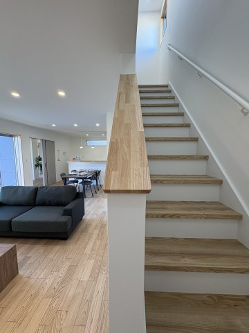 Garden & Living House – 花水台×広々リビングのゆとりある住まいの居間・リビング