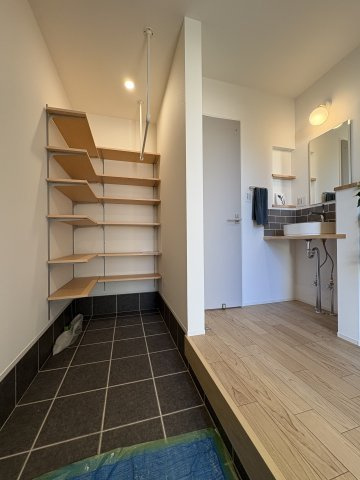 Garden & Living House – 花水台×広々リビングのゆとりある住まいの玄関