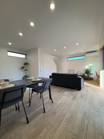 Garden & Living House – 花水台×広々リビングのゆとりある住まいの居間・リビング