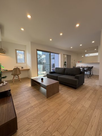 Garden & Living House – 花水台×広々リビングのゆとりある住まいの居間・リビング