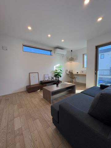 Garden & Living House – 花水台×広々リビングのゆとりある住まいの居間・リビング