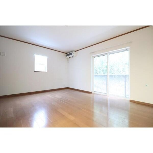 Luna Plana -ルナプレーナ-の居間・リビング|広々10帖♪日当たり良好南向き・2面採光