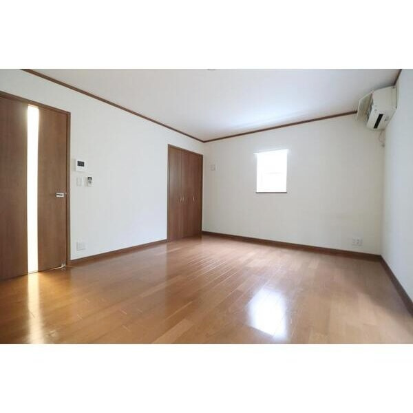 Luna Plana -ルナプレーナ-の寝室|南向きの明るい室内♪落ち着いた色合いのフローリングタイプ♪