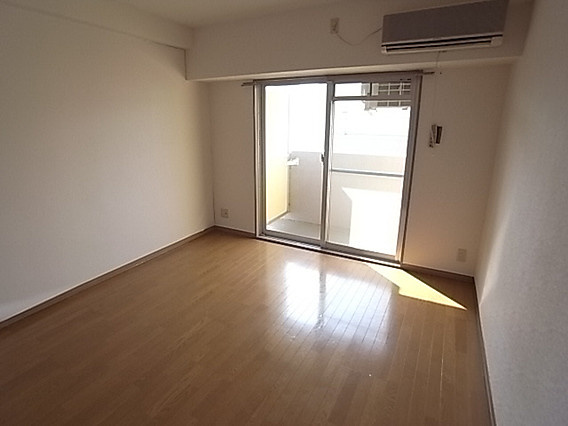 ヴェルディ神戸の居間・リビング